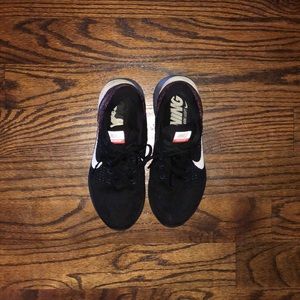 Black Nike tennis shoes